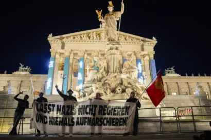 2024年9月29日日曜日、オーストリアのウィーンの国会議事堂の前で、反右翼の抗議者たちはスローガンを叫び、「ナチスに支配させないでください、決して彼らを行進させないでください」と書かれた横断幕を掲げています。AP - アンドレア・アレクサンドル