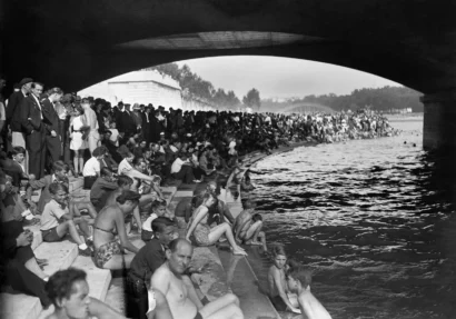 1945年8月、イエナ橋の下でセーヌ川に足を浸すパリジャン。© パリ市