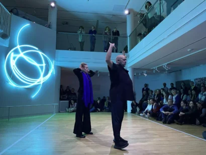 ダンサーのキャロリン・カールソンとトーマス・ルブランは、展覧会「Danse la luminère」で演奏します。© RFI / オリア・ホートン
