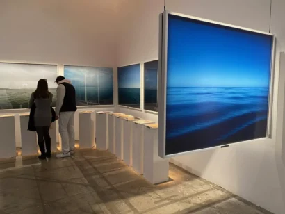 
サミュエル・ボレンドルフによる「Les larmes de Sirènes」シリーズ、「La Grande Expédition」で見られる。©RFI