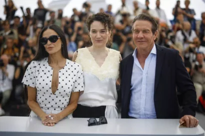 監督のコラリー・ファージートとキャストメンバーのデミ・ムーアとデニス・クエイドは、2024年5月にカンヌ映画祭で映画「物質」のフォトコールで。ロイター - ステファン・マヘ