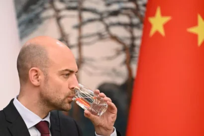 フランスのジャン=ノエル・バロー外相は、2025年3月27日、北京の釣魚台国営ゲストハウスで、中国の王毅外相との共同ブリーフィングで水を飲む。© グレッグ・ベイカー/AFP