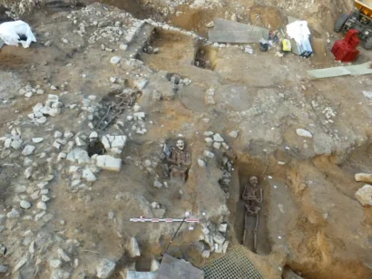 レ島で発掘された墓の中で、13世紀の鐘楼が中央に見られます。© INRAP/クレマンス・ピラージ