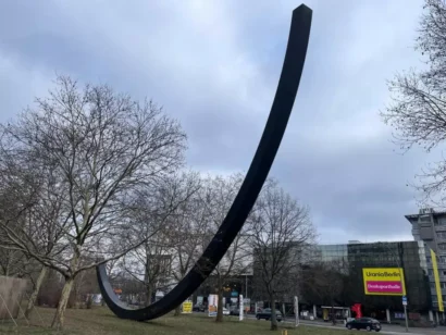 ベルナール・ヴェネによる芸術作品「Arc de 124.5°」は、1987年にフランスのジャック・シラック大統領からベルリン市に寄贈され、ベルリン市創立750周年を記念して贈されました。© RFI/ヤン・ファン・デル・マデ