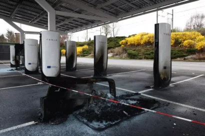 フランス中部のサンシャモンにあるテスラの充電ステーションは、3月29日のいわゆるテスラテイクダウンデーで焼失しました。© AFP - アレックス・マーティン