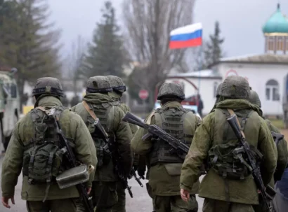 2014年3月20日、ロシア兵はシンフェロポリ郊外のペレヴァルノエにあるウクライナ軍部隊の周辺をパトロールしている。AFP - フィリッポ モンテフォルテ、-