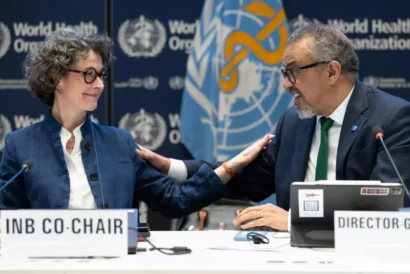 交渉共同議長のAnne-Claire Amprou（左）とWHO事務局長のTedros Adhanom Ghebreyesusは合意を歓迎した © Christopher BLACK / 世界保健機関/AFP