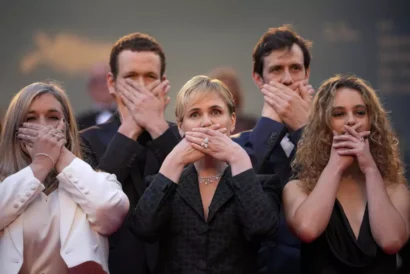 フランスの女優で監督のジュディス・ゴドレシュ（cntre）は、2024年5月15日水曜日、南フランス、カンヌで開催された第77回国際映画祭で。© AP/アンドレア・アレクサンドル