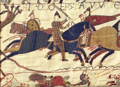 1066年のヘイスティングスの戦いでウィリアム公爵の軍隊を結集するバイユー司教のオドを描いたバイユータペストリーのセグメント CC/ウィキメディア・コモンズ