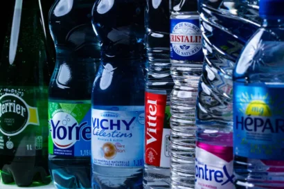 フランスのレポートは、ネスレのボトルウォーターをマイクロプラスチック汚染の記録にリンクしています