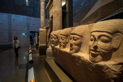 ギザのグランドエジプト博物館を見学する訪問者。© AFP - カレド・デスーキ