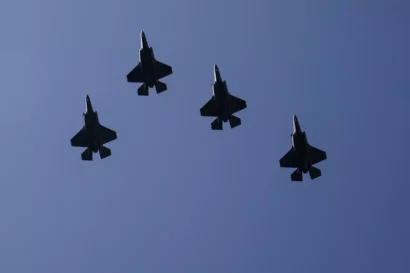 2025年9月3日、ポーランドのカロル・ナウロツキ大統領のワシントンDC訪問中に、F-35戦闘機がホワイトハウスの上空を飛行しています。AFP - オリバー・コントレラス