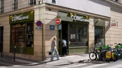 ベトナムで有名なCộng Cà Phêチェーンは、今年8月にパリに最初の支店を開設しました。©AFP