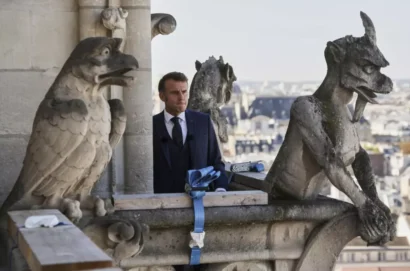 フランスのエマニュエル・マクロン大統領は、2025年9月19日金曜日、パリのノートルダム大聖堂の塔の発足式に出席します。©ルドヴィック・マリン/AP