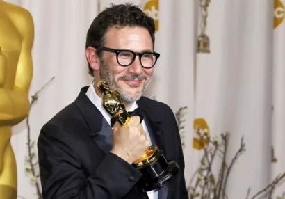 フランスの監督ミシェル・ハザナヴィシウスは、映画『The Artist』で最優秀監督賞を受賞し、オスカーと共にポーズをとっています（2012年2月26日）。REUTERS/ Mike Blake
