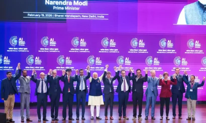インドの首相ナレンドラ・モディは、2026年2月19日（木）にインド・ニューデリーで開催されたAIサミットにおいて、さまざまなAIグループの最高経営責任者と共に写真撮影のためにポーズをとった。© AP