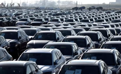  ベルギーのゼーブルッヘ港に、10月24日に新型中国製電気自動車を含む新車が駐車されているのが見られます。REUTERS - イヴ・ハーマン