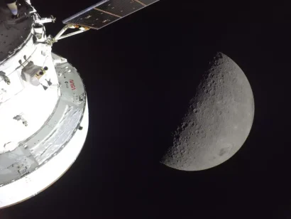 この配布画像は、NASAが2026年4月7日に公開したもので、2026年4月6日にオリオン宇宙船（L）と月（R）を示しています © Handout / NASA/AFP