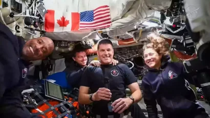  このスクリーンショットはNASAのライブ配信から取得されたもので、アルテミスIIミッションの宇宙飛行士（左から左から）までのビクター・グローバー、リード・ワイズマン、ジェレミー・ハンセン、クリスティーナ・コッホがオリオン宇宙船内にいる様子を示しています © Handout / NASA/AFP