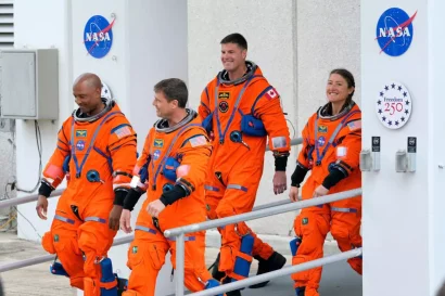 アルテミスIIミッションに搭乗する4名の宇宙飛行士は、2026年4月1日にケネディ宇宙センターでの打ち上げに先立ち、打ち上げ台へ向かっています。© Chris O'Meara/AP