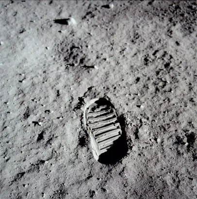 1969年に月面に残されたバズ・アルドリンのブートプリントは、アポロ計画中に人類がその表面に残した最初の痕跡の一つです。© NASA