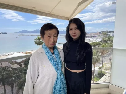 撮影監督は、日本出身の足沢明子氏とベトナム出身のリン・ダン・グエン・ファン氏が、ピエール・アンジェニエュー・トリビュート賞・アンド・エンカレッジメント賞の受賞者として、2026年5月19日にカンヌで撮影されました。© RFI / Ollia Horton