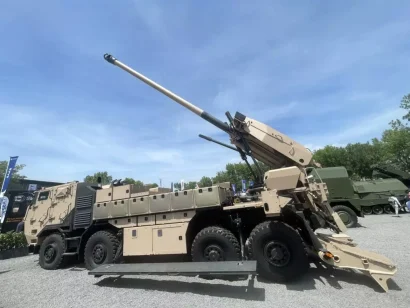  フランスのシーザーが2026年ユーロサトリー武器展示会で6月16日に装着された銃。© RFI/Jan van der Made 